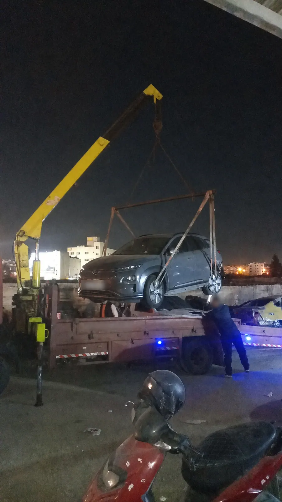 عملية إنقاذ سيارة ليلاً باستخدام رافعة وشاحنة نقل في عمّان
