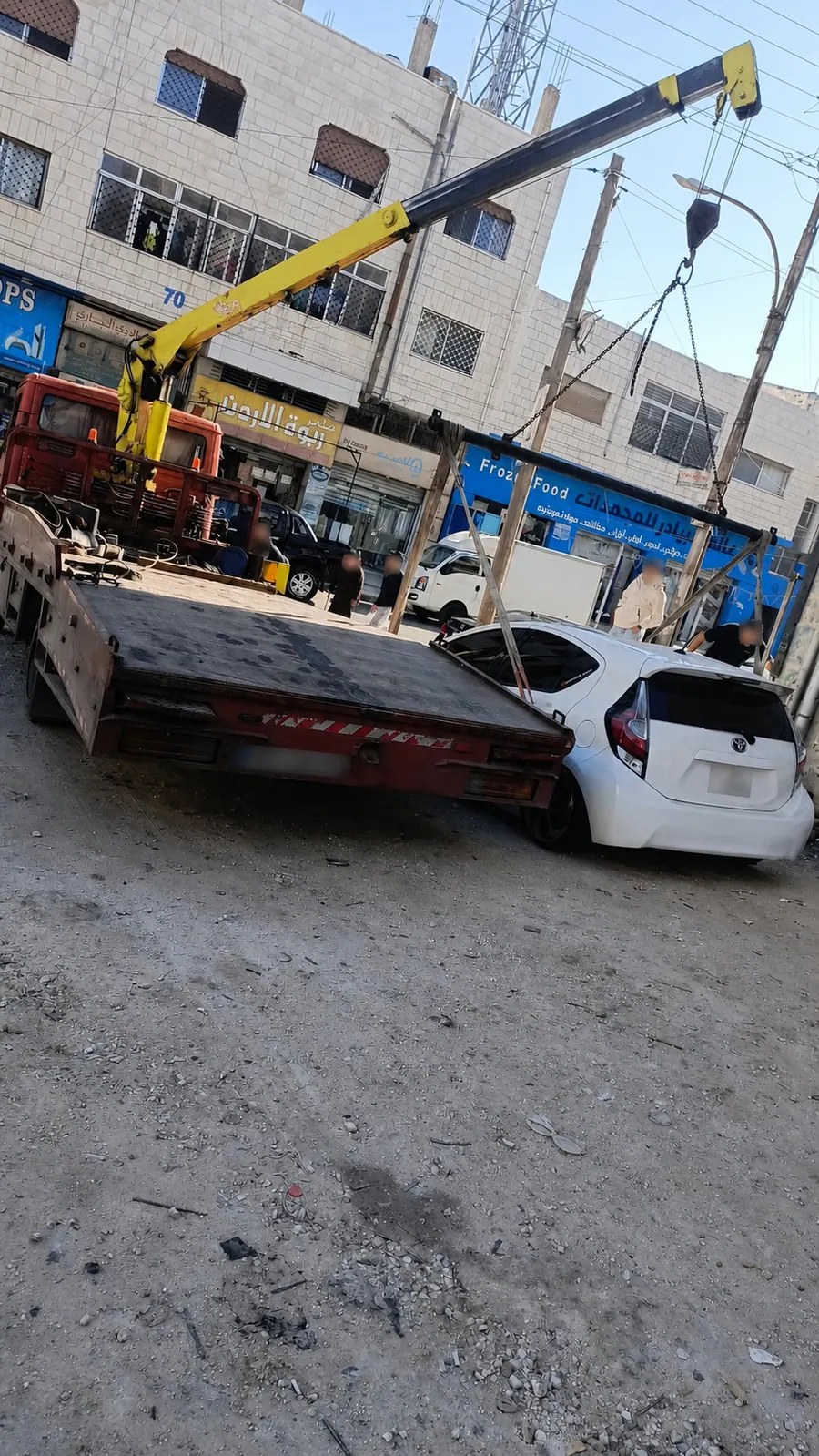 تحميل سيارة متضررة من موقع ضيق بواسطة شريك سحب في عمّان